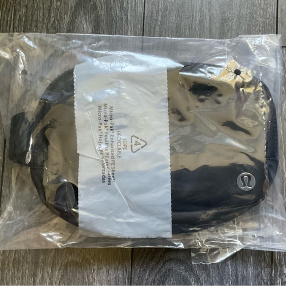 New in Package! Lululemon Everywhere Belt Bag Black EBB Fanny Pack NWT - Picture 7 of 8